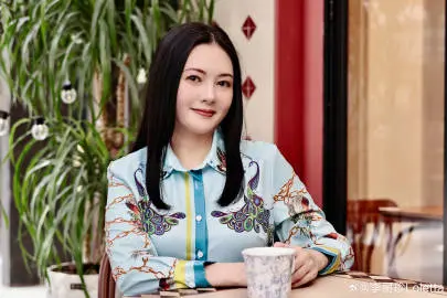 ▲李麗珍（如圖）近日受訪時自認戀愛腦，雖然曾有富商追求，但她都沒有接受。（圖／李麗珍微博）