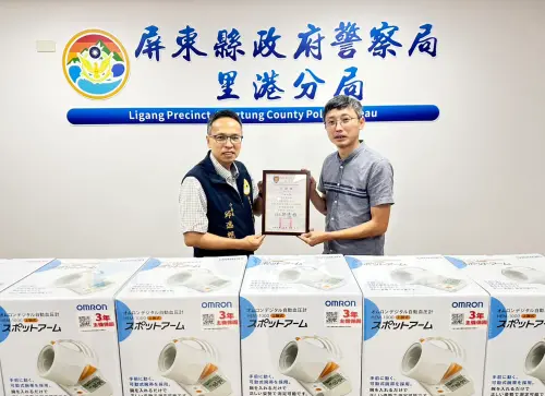 葉築橋父子捐贈血壓計　守護里港警健康
