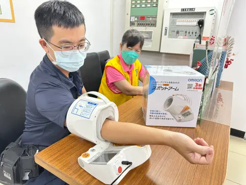 ▲自動血壓計配置於各分駐、派出所，提供員警隨時量測血壓，強化健康管理。（圖／記者莊全成翻攝）