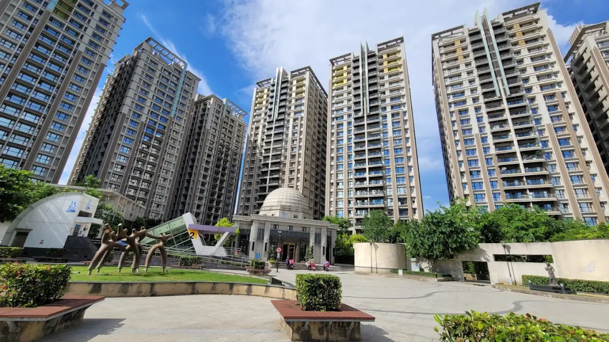 ▲雙北捷運宅標售潮來襲！位於蘆洲站 2 號出口的聯開宅「希望城市」共計將釋出 379 戶，是本次 679 戶標售計畫中規模最大的基地。捷運局擬透過處分資產償還累積達 1,580 億元的債務。（圖／翻攝自Google評價）