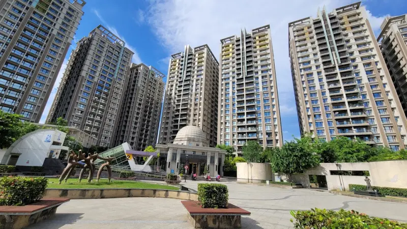 ▲雙北捷運宅標售潮來襲！位於蘆洲站 2 號出口的聯開宅「希望城市」共計將釋出 379 戶，是本次 679 戶標售計畫中規模最大的基地。捷運局擬透過處分資產償還累積達 1,580 億元的債務。（圖／翻攝自Google評價）