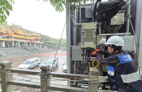 ▲中華電信工程師進駐苗栗通霄慈后宮並針對基地台進行設定調整。（圖／官方提供）