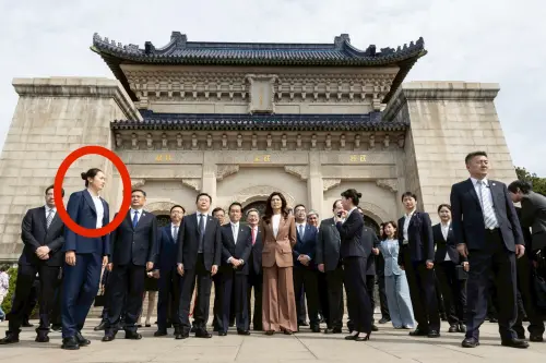 最美焦點！鄭麗文訪中團驚見亮眼保鏢　姓名、背景全都曝