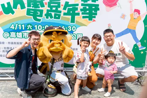 ▲ 台鋼雄鷹棒球隊的地表最強吉祥物、超高人氣的TAKAO平常只能在球場的應援活動中見到，這次特別安排這位國際巨星走出球場，來到鼎泰廣場公園向高雄市的大朋友小朋友打招呼。（圖／高雄市議員張博洋辦公室提供）
