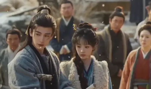 ▲張凌赫（左）在劇中脫口而出即興台詞，展現對曹晏寧飾演的寧娘的關心。（圖／翻攝自逐玉）