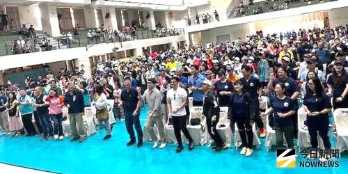 ▲高雄市政府勞工局舉辦51勞動節健走活動，吸引許多勞工朋友及民眾共同參與，在會場進行暖身操帶動跳。(圖／記者黃守作攝，2026.04.11)