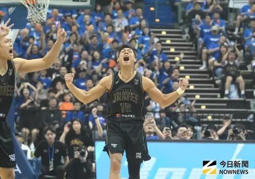 影／林志傑引退賽太帥！三分連飆霸氣怒吼　滿場勇士迷掀翻小巨蛋