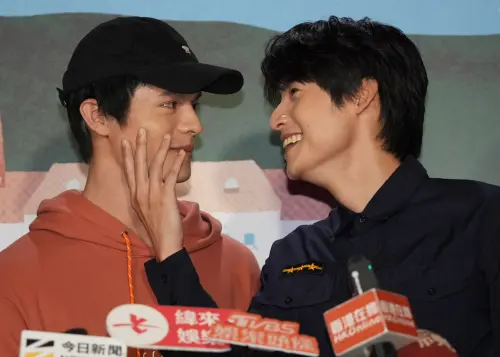 邱以太《連上了我》吻劉育仁！羞認水蜜桃味　腹肌被媽林葉亭看光