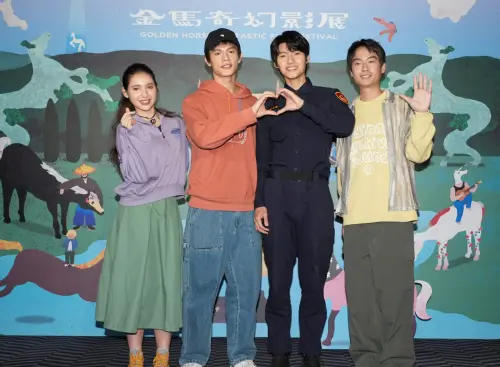 ▲杜苡妮（左起）、邱以太、劉育仁、林鶴軒一起出席《整個世界，只有你連上了我》在金馬奇幻影展的世界首映。（圖／記者嚴俊強攝）