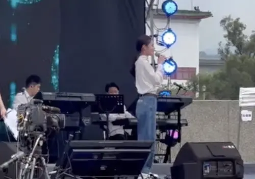 ▲朱海君（如圖）今（11）日下午現身花博公園，參與「陳玉梅十週年紀念音樂會」，擔任演出來賓之一，彩排時明顯可見身型消瘦。（圖／翻攝自台北市議員陳炳甫臉書）