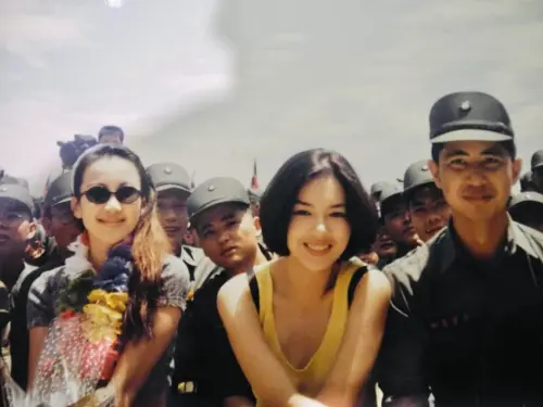 ▲林美貞（中）、李玟（左）31年前赴金門勞軍的珍貴相片。（圖／Stephenie 林美貞臉書）