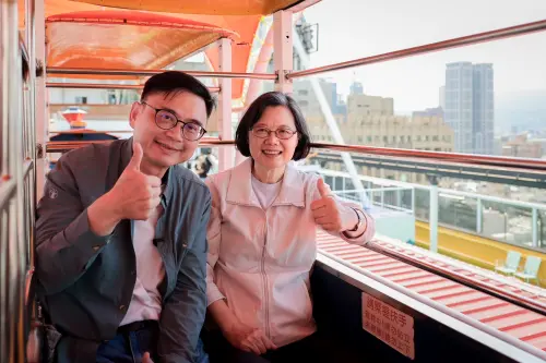 賴瑞隆帶路　偕同蔡英文朝聖全台歷史最悠久百貨頂樓樂園