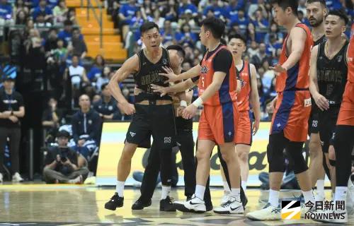 ▲台灣籃壇傳奇「野獸」林志傑的生涯引退賽，今（11）日於台北小巨蛋熱血開打，不料賽事進行到第三節卻爆發激烈肢體衝突。（圖／記者林柏年攝）