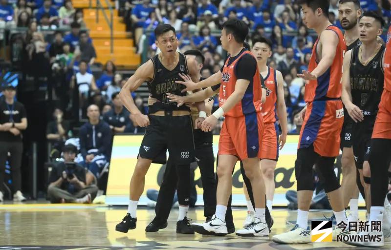 影／大場面！林志傑被阿提諾「跨過」爆氣　許總激動領T全場狂噓