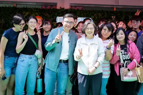 ▲ 蔡英文所到之處依然受到高雄市民的熱烈歡迎，排隊要與小英總統合照及簽名。（圖／立委賴瑞隆辦公室提供）