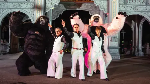 ▲李銘順（中）、李國煌（右）、許效舜（左）在片中一起獻唱主題曲〈啪哩啪哩我愛你〉。（圖／萬騰文化創意提供）