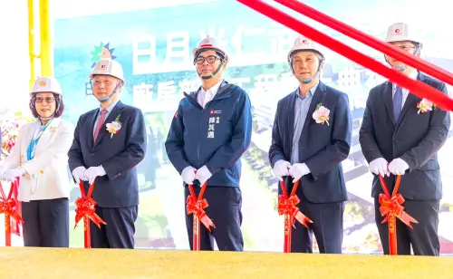 ▲日月光投控集團旗下台灣福雷電子公司在高雄市仁武區仁武產業園區設廠，舉行新廠動土儀式，日月光投控集團執行長吳田玉(左2)與高雄市長陳其邁(中)、高雄市議長康裕成(左1)、經濟部產業園區管理局局長楊志清等人，共同進行動土儀式。(圖／產業園區管理局提供)