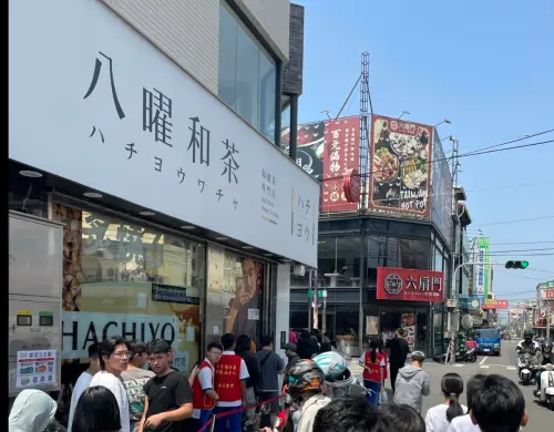 ▲八曜和茶雲林虎尾店掛上招牌之後半年，終於在4月10日正式開幕，官方出面解釋為何會延後半年才開幕，是因為店長發生重大車禍。（圖/Threads）