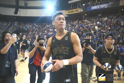 ▲林志傑在場上狂飆本季新高21分率隊奪勝，賽後球團更重金邀請宇宙人、范逸臣、Matzka舉行演唱會。（圖／記者林柏年攝）