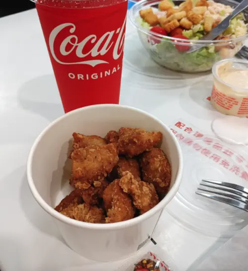 ▲部分消費者認為好市多熟食區新品「台式無骨鹹酥雞」份量算多，且本身已調味，不需額外撒粉，搭配飲料食用更具完整體驗。（圖／翻攝自臉書社團「Costco好市多 商品經驗老實說」）