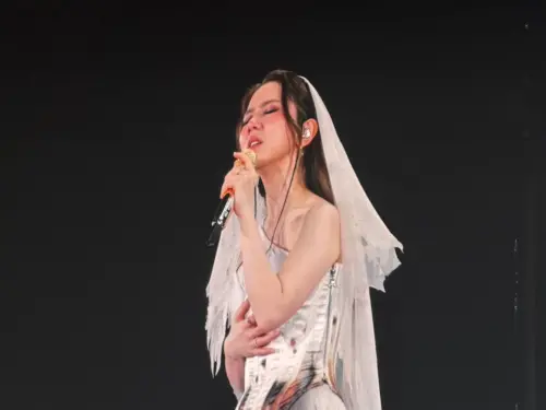 直擊／鄧紫棋哭了！大巨蛋唱〈奇異恩典〉淚崩　40秒無法唱出聲音