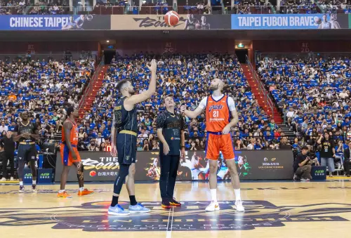 ▲鄭志龍(左2)開球時感性表示：「很榮幸能見證這個重要時刻，看到志傑從爆發力新星成長為掌握全局的領袖，這份精神將持續影響台灣籃壇。」（圖／業者提供）