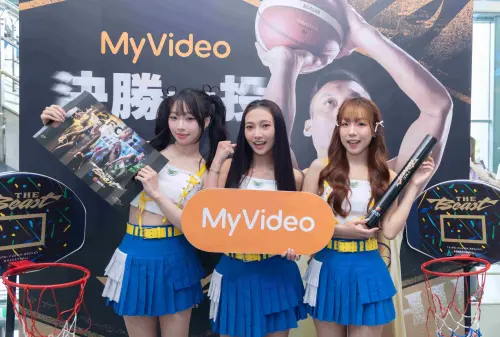▲台灣大哥大與緯來共同出品《宇宙啦啦隊》成員Lydia(左2)、靚靚(左3)、叩叩(左1)現身MyVideo攤位與球迷熱情互動，更親自下場挑戰投籃遊戲，與球迷同樂，現場氣氛熱絡。（圖／業者提供）
