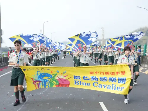 ▲中市明道中學「藍色動感樂團」首度受邀參與「武財神兄弟會香」遶境。(圖／柳榮俊攝2026.4.11)
