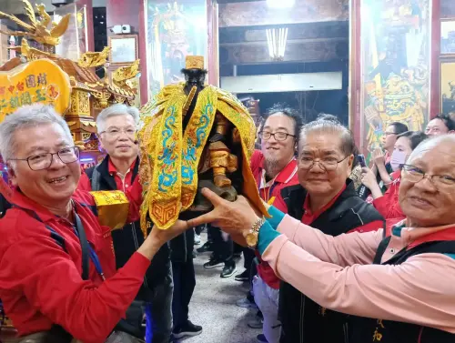 ▲武財神鑾轎在鑼鼓喧天中抵達草屯敦和宮，由廟方人員恭請神尊入殿安坐。(圖／柳榮俊攝2026.4.11)