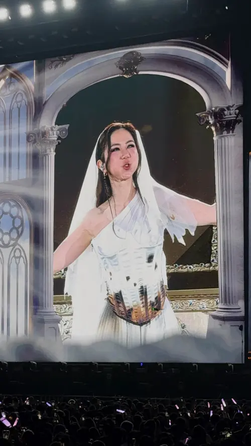 ▲鄧紫棋看到手機燈海感動到邊哭邊唱〈奇異恩典〉，隨後馬上又轉換心情獻上「金魚嘴+飛吻」。（圖／讀者提供）