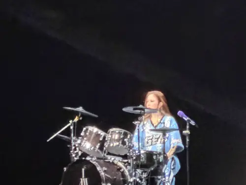 ▲鄧紫棋又唱又跳，帶著全場大巨蛋超過40000名歌迷一同大合唱。（圖／讀者提供）