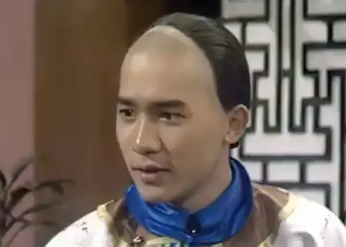 ▲梁朝偉主演港劇《鹿鼎記》大紅，是最經典的韋小寶之一，劇中俏皮、活潑的模樣跟後來電影裡的憂鬱有很大不同。（圖／摘自 歡樂APM YT）