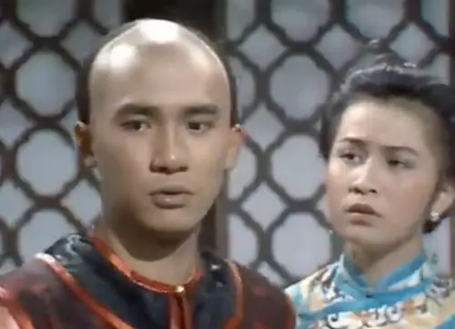 ▲梁朝偉（左）與劉嘉玲（右）先在港劇《鹿鼎記》裡當了夫妻，那時他因此劇大紅，她還算是新秀。（圖／摘自 歡樂APM YT）