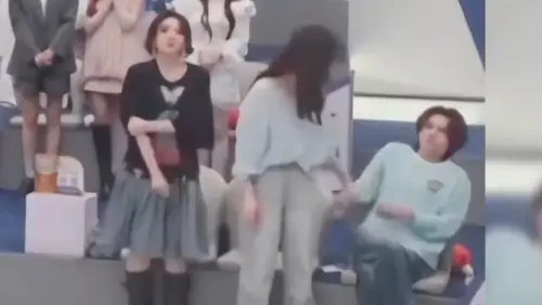 ▲中國前奧運金牌國手王濛（右）甩開李小冉（中）的手，用動作抗議賽制不公。（圖／翻攝自微博）