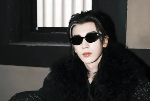 ▲張凌赫穿著古裝戴墨鏡意外無違和。（圖／翻攝自IG@zhanglinghe__1230）