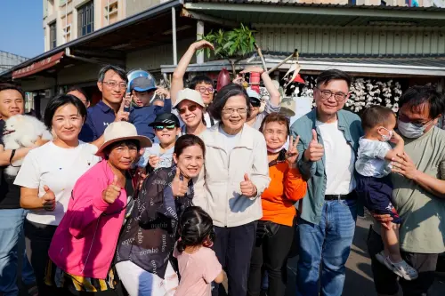 偕蔡英文體驗蚵仔寮魅力！賴瑞隆化身叫賣哥大啖海味