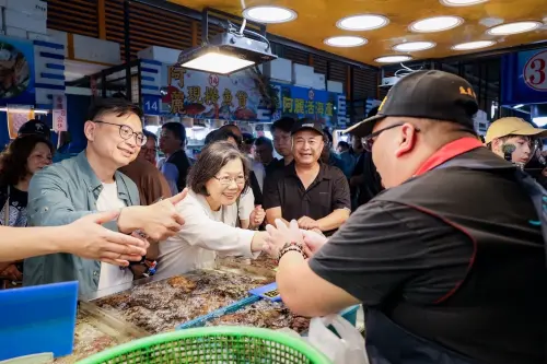 ▲ 抵達魚市場後，賴瑞隆與蔡英文兩人邊走邊買，攤商熱情招呼，蔡英文不時駐足詢問，笑稱「每一攤都想買」。（圖／立委賴瑞隆辦公室提供）