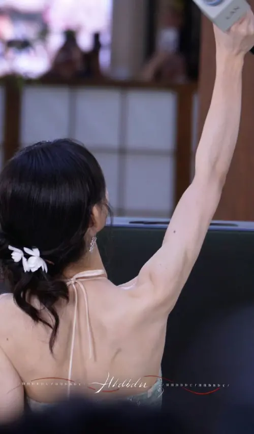 ▲▼田曦薇的肌肉線條相當明顯，與她甜妹的臉蛋形成反差。（圖／微博＠愛吃飯的薇薇）