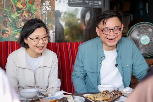 ▲ 賴瑞隆與蔡英文兩人將採購的當季新鮮海產直送店家烹飪，親嚐高雄海味魅力、體驗在地於港邊用餐的愜意日常。（圖／立委賴瑞隆辦公室提供）