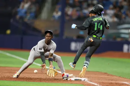 ▲齊森姆在處理這顆關鍵球時出現判斷與動作失誤，未能及時製造出局數，讓光芒隊跑回再見分。（圖／路透／達志影像）