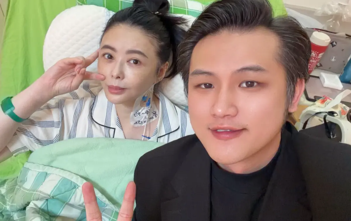 ▲49歲的蕭淑慎（左）罹癌6年，癌細胞轉移至肝臟，因此她近日再度動刀切除腫瘤。老公梁軒安（右）則分享她術後住院的照片，只見蕭淑慎臉色蒼白躺在病床上，目前還在休養中。（圖／梁軒安臉書）