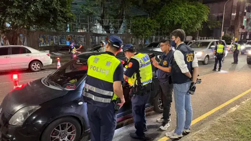 ▲ 針對轄區內曾查獲毒品案件較多之重點路段加強部署，結合交通及刑事警力同步執行攔查作業，全面強化防制作為。（圖／鳳山分局提供）