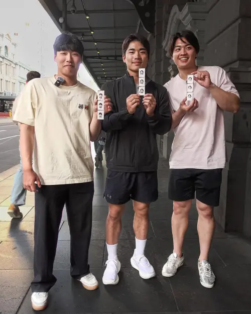 ▲王彥程（右）剛到球隊報到，就靠著TWICE話題成功與隊友破冰。（圖／翻攝自韓華鷹IG@hanwhaeagles_soori）