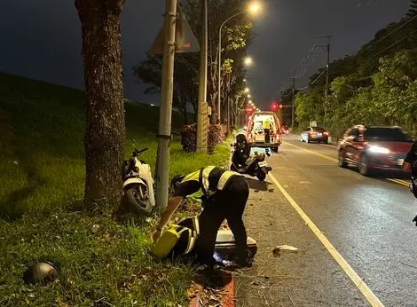 ▲ 11日新北市板橋環漢路發生死亡車禍，22歲男騎士失控自撞燈桿，送醫傷重不治。（圖／翻攝畫面）