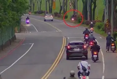 ▲ 11日新北市板橋環漢路發生死亡車禍，22歲男騎士失控自撞燈桿，送醫傷重不治。（圖／翻攝畫面）