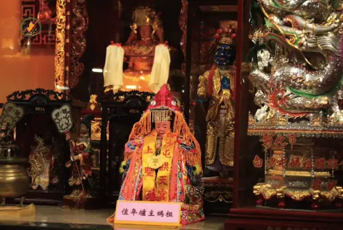 ▲2026白沙屯媽祖進香首度加入「爐主媽」隨行，形成史上第一次「三媽合轎」的罕見畫面。（圖／「白沙屯拱天宮」粉專）