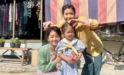 ▲蔡書安（左）在《苦盡柑來遇見你》中，飾演夫商吉（哈洗大叔）的老婆朴榮欗，和IU（右）飾演的愛純是親家。（圖／IG@serenity__an）