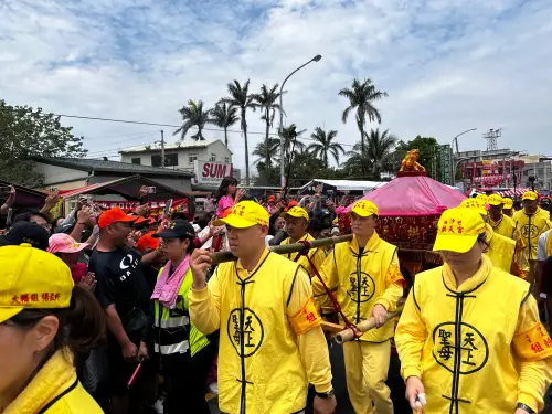 ▲白沙屯媽祖進香行程中，許多信徒都希望能鑽轎、祈求保佑，命理專家建議要記得脫帽，將背包置於胸前蹲低且不要觸碰鑾轎。（圖／楊登嵙提供）