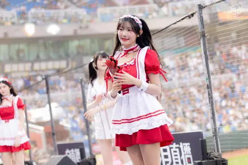 ▲▼高佳彬（上圖）與廉世彬（下圖）化身女僕放送養眼福利。（圖／樂天桃猿提供）