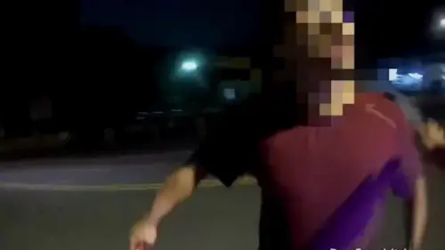 ▲ 11日晚間中和一名男子不滿違停遭拖吊，持剪刀衝出攔車並作勢攻擊員警與司機，警方出動快打部隊壓制逮捕，依妨害公務及恐嚇罪送辦。（圖／翻攝畫面）